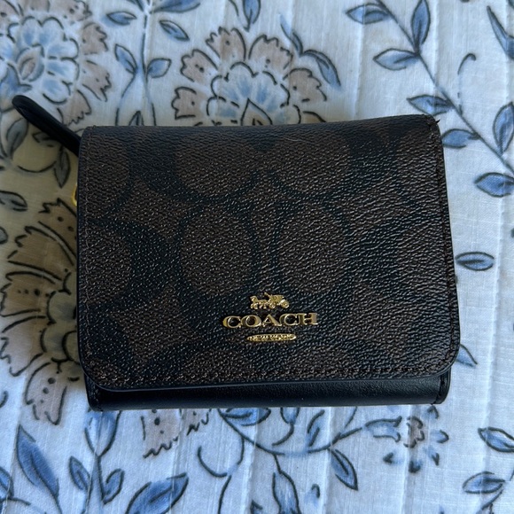 🥰- Coach Wallet 🥰 - Picture 1 of 5